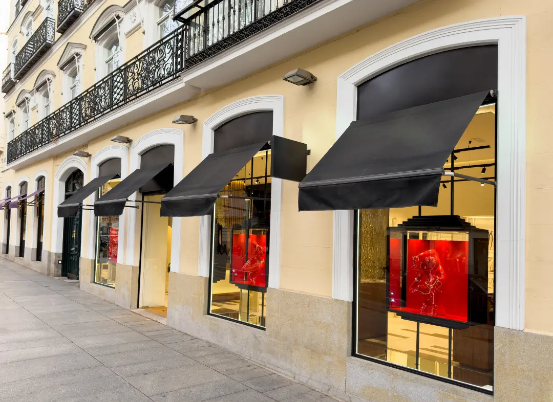 Façade vitrine de magasin en aluminium sur mesure à Bouaye